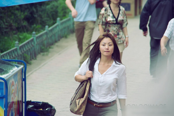 實(shí)拍蒙古國大街上出人意料的美女