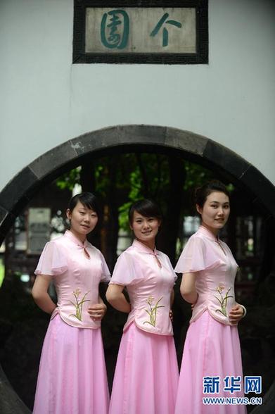 江蘇揚州個園導游換夏裝 化身“蘭花仙子”