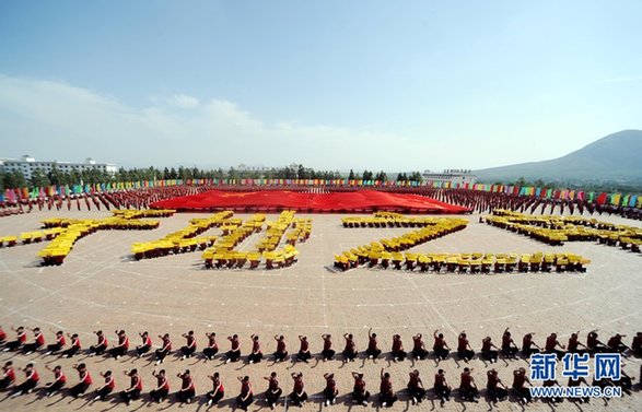 少林寺塔溝武校舉行萬人武術(shù)表演 拼出巨幅國旗圖案