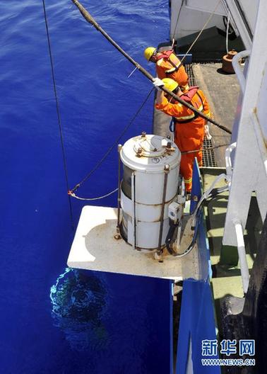 “蛟龍”號(hào)做好下潛準(zhǔn)備