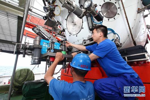 “蛟龍”號(hào)做好下潛準(zhǔn)備