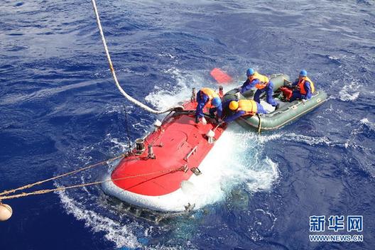 “蛟龍”號進行7000米級海試二次試驗