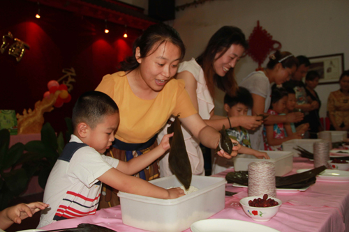 淄博市周村區幼兒園師生一起包粽子