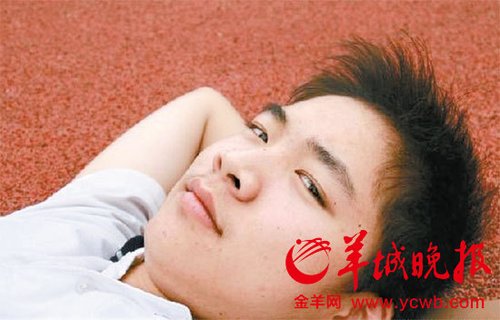 90后大學生宿舍當奶爸 自述和棄嬰相處48小時