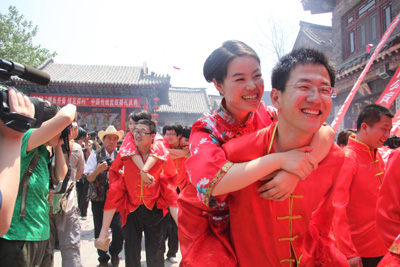 周村古商城舉行中國傳統(tǒng)民俗集體婚禮