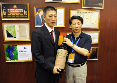 張?jiān)９九e行創(chuàng)立120周年慶典