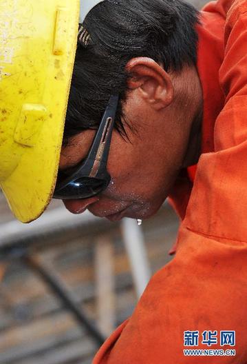 [人物寫真]“烈日下，我們堅(jiān)守崗位”