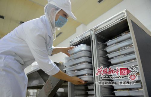 記者全程跟蹤三萬(wàn)英尺上航空餐制作流程