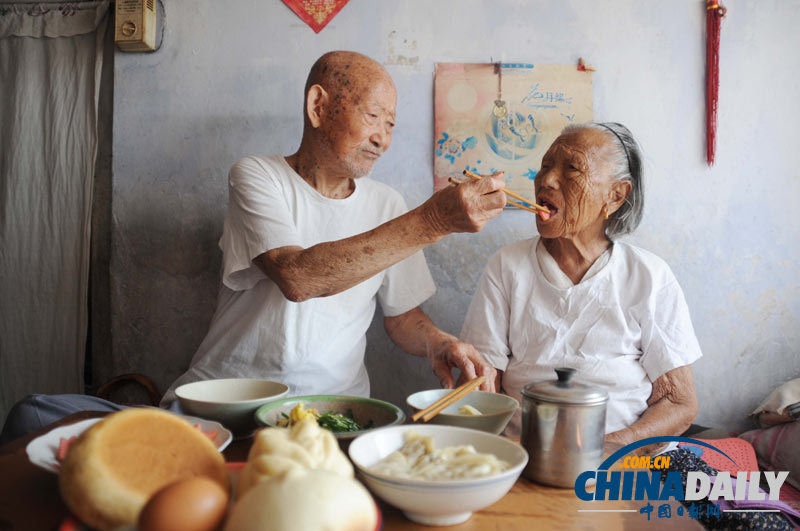 山東乳山：“橡樹婚”夫妻攜手第83個七夕節