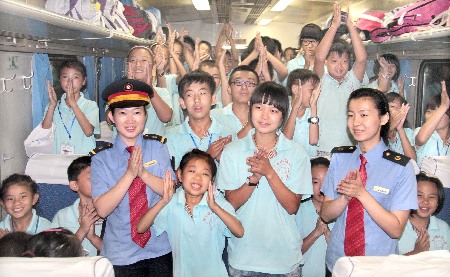 列車上的“少兒夏令營(yíng)”（組照）