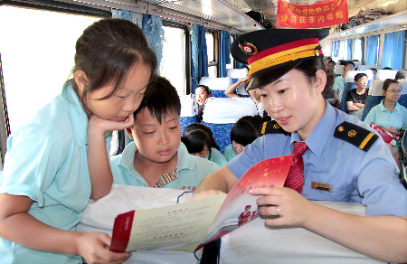 列車上的“少兒夏令營(yíng)”（組照）