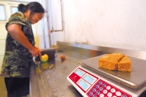 石家莊動(dòng)物園:大熊貓朵朵和婭祥的幸福生活(圖)