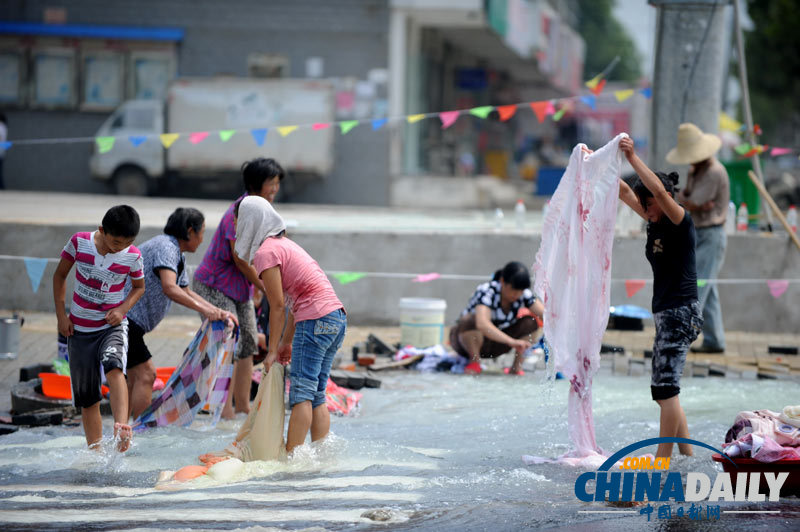 安徽合肥：水管爆裂 居民街頭“蹭水”洗衣洗車