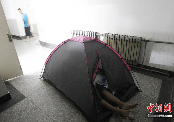 青島校園現(xiàn)“考研占座大軍” 女生半夜翻窗占座