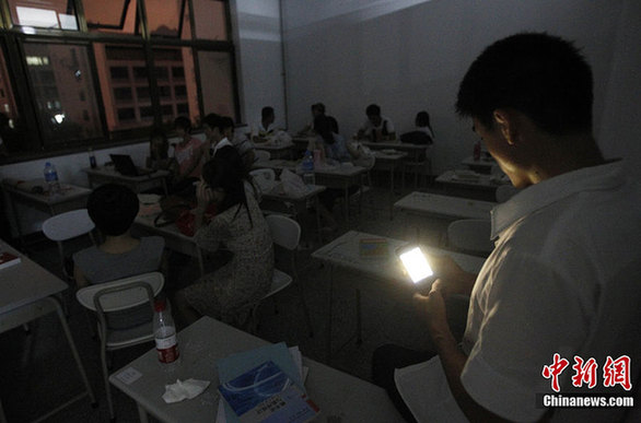 青島校園現“考研占座大軍” 女生半夜翻窗占座