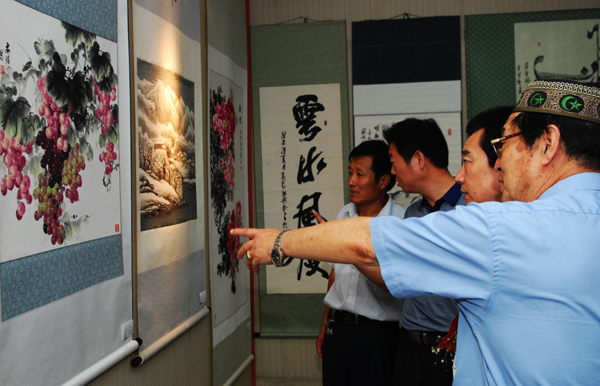 河南潢川：楊婷珍藏書(shū)畫(huà)攝影作品展在家鄉(xiāng)開(kāi)展