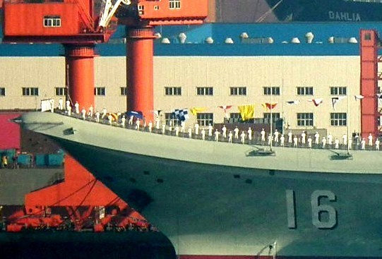 中國16號航母掛旗舉行站坡儀式即將服役