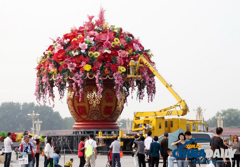 北京：天安門廣場(chǎng)國(guó)慶主花壇即將裝飾完成
