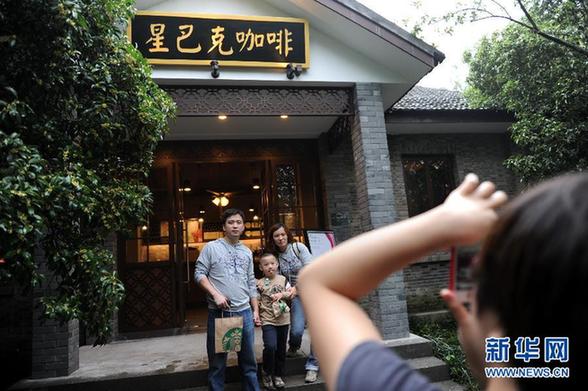 星巴克“入駐”靈隱引熱議　商業開發觸痛誰的神經？