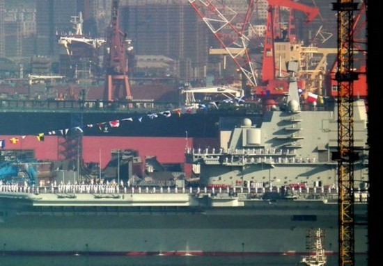 中國(guó)首艘航空母艦“遼寧”號(hào)正式交接入列