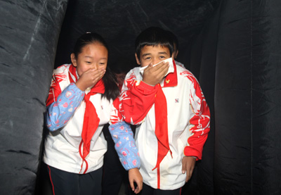 克拉瑪依疆內初中班：“體驗屋”內練逃生