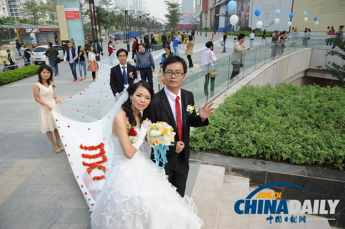 南寧一對(duì)新人為婚禮自制520米長(zhǎng)婚紗