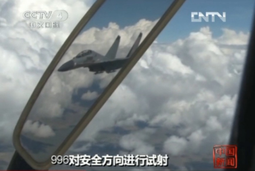實(shí)拍：中國(guó)空軍殲11戰(zhàn)機(jī)對(duì)抗空戰(zhàn)(組圖)