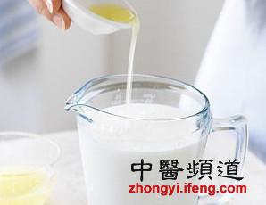 警惕:喝牛奶千萬(wàn)別與這4種食物搭配(圖)