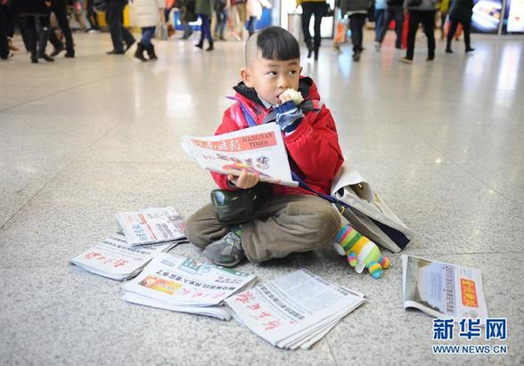 南京“裸跑弟”地鐵口賣報(bào)