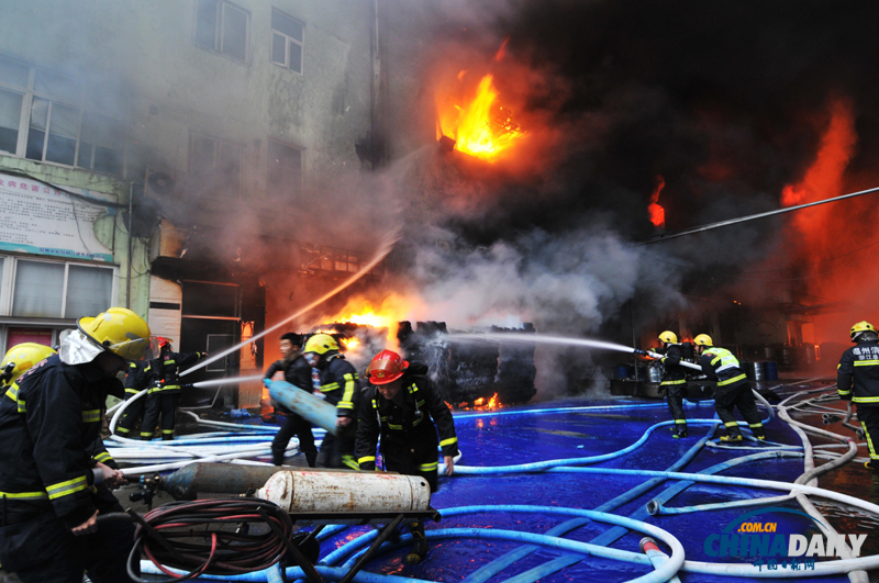 浙江溫州一皮革廠發(fā)生火災(zāi) 現(xiàn)場(chǎng)傳出陣陣爆炸聲