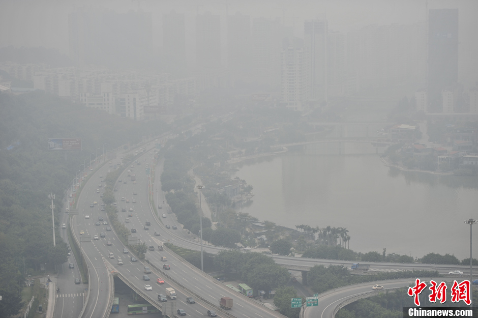 北京持續(xù)霧霾引發(fā)市民搶購(gòu)口罩
