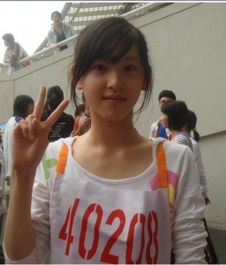 “奶茶妹妹”實習當記者引圍觀 海量生活照曝光