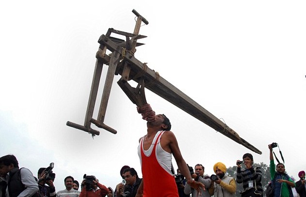 印度鄉村運動會牛人大秀“絕技”