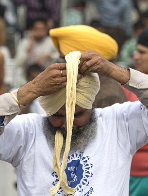 印度鄉村運動會牛人大秀“絕技”