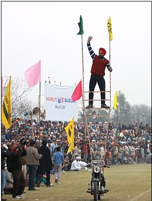 印度鄉村運動會牛人大秀“絕技”