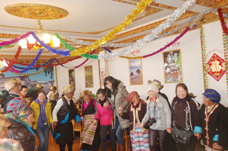 網(wǎng)友與敬老院老人歡度藏歷新年