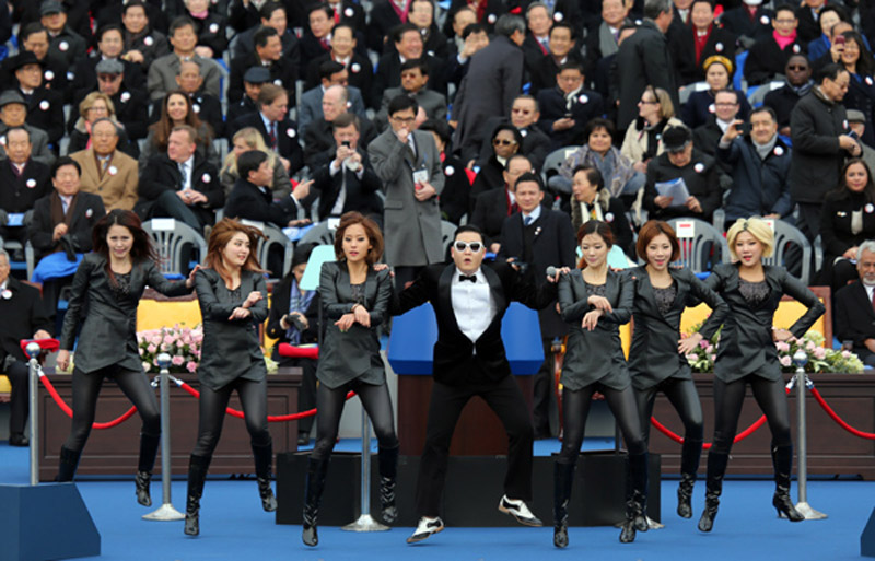 鳥(niǎo)叔唱響樸槿惠就職儀式 泰國(guó)總理英拉變小粉絲拍照忙