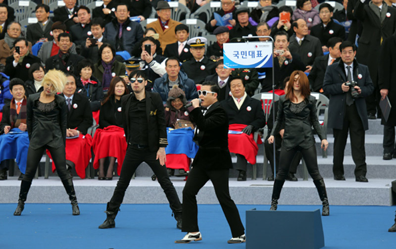 鳥叔唱響樸槿惠就職儀式 泰國(guó)總理英拉變小粉絲拍照忙