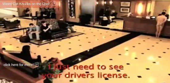 被鎖酒店房門外 裸男托盤遮羞