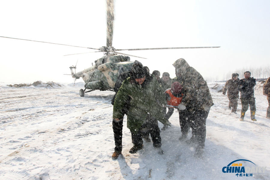 直升機出動 救出松花江上被困船員