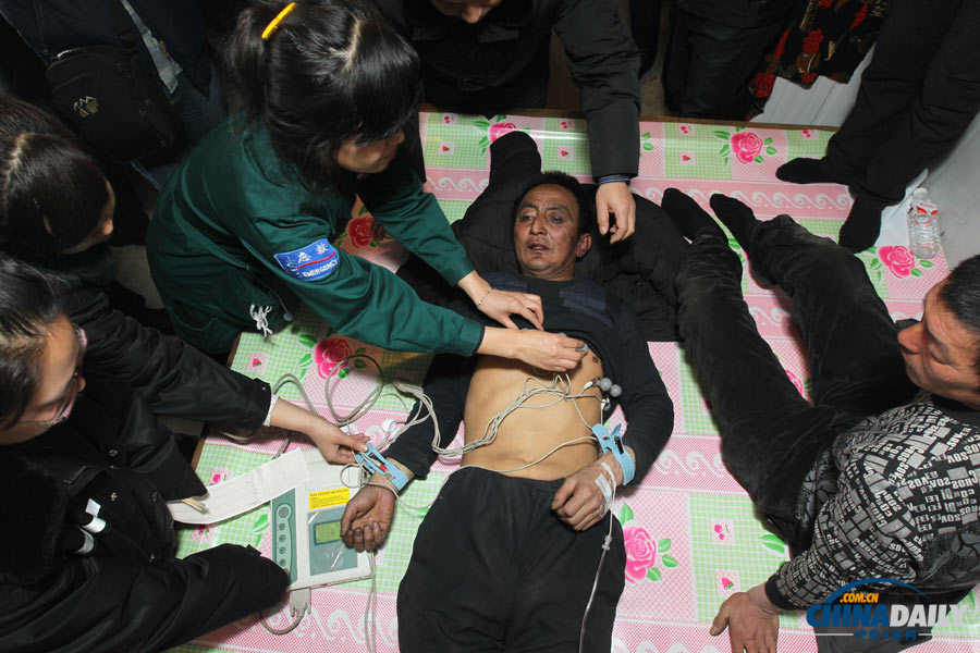 直升機出動 救出松花江上被困船員