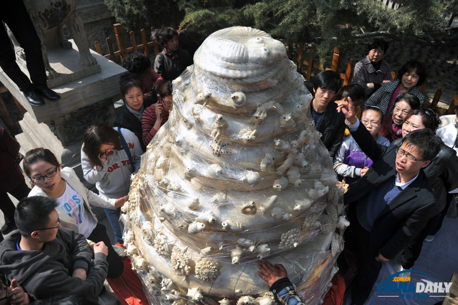 巨型花饃亮相太原 高3米重1.2噸制作歷時半月