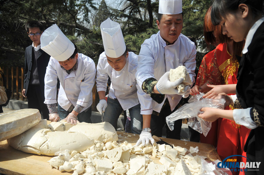 巨型花饃亮相太原 高3米重1.2噸制作歷時半月