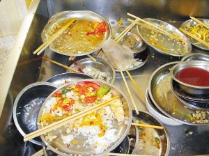 高校“光盤(pán)行動(dòng)”調(diào)查:剩飯?jiān)蛭寤ò碎T(mén)(圖)