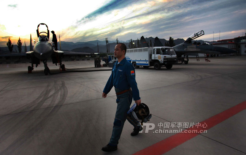 高清組圖：中國(guó)空軍蘇-27UBK型戰(zhàn)斗教練機(jī)