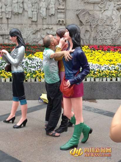 成都男子鬧市舌吻女雕塑 長(zhǎng)達(dá)10余分鐘
