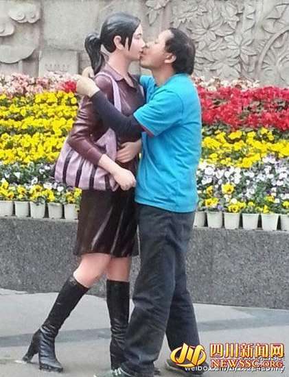成都男子鬧市舌吻女雕塑 長達10余分鐘