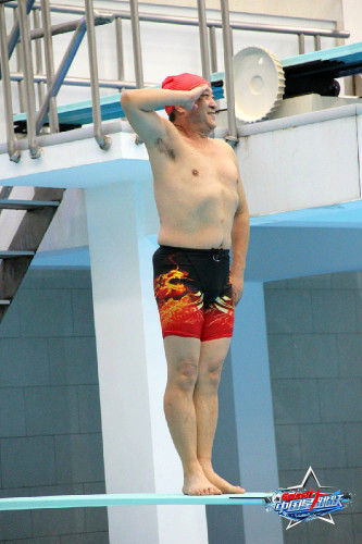 64歲牛群高臺跳水險被拍暈