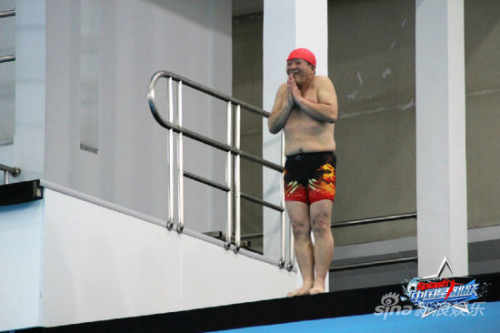 64歲牛群高臺(tái)跳水險(xiǎn)被拍暈