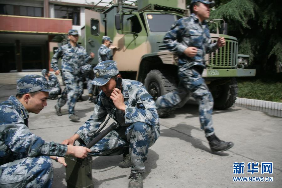 軍隊(duì)、消防、醫(yī)療等部門(mén)迅速馳援雅安受災(zāi)區(qū)